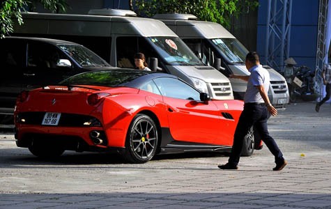 Dương Kon lái chiếc Ferrari California màu đỏ chở cô dâu Ngọc Thạch đến địa điểm cưới.